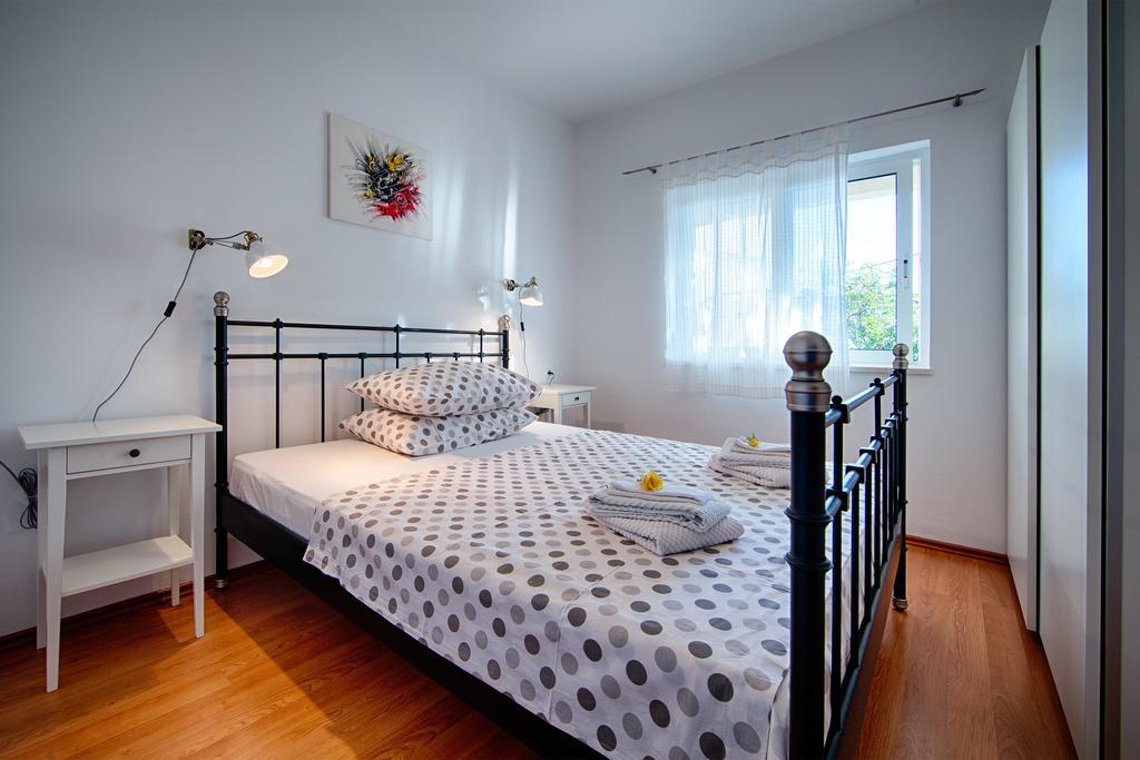 Apartments Zambarlin Komiža Rum bild