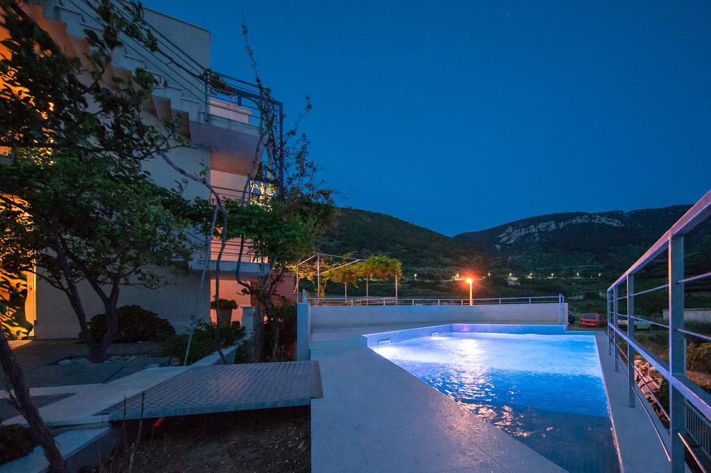 Apartments Zambarlin Komiža Exteriör bild