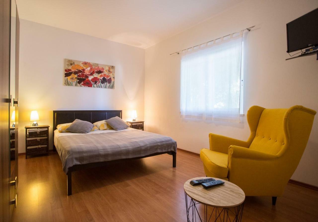Apartments Zambarlin Komiža Exteriör bild